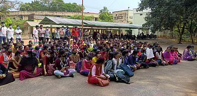 நேரடித் தேர்வு: புதுச்சேரி அரசு பட்ட மேற்படிப்பு மைய மாணவர்கள் போராட்டம்