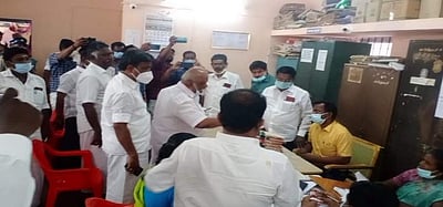 வேட்புமனுத்தாக்கல் பரிசீலனை: மானாமதுரை நகராட்சியில் திமுக, அதிமுகவினர் வாக்குவாதம்