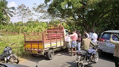 திருமணத்திற்கு சென்ற தம்பதி மீது சரக்கு வாகனம் மோதி கணவன் மரணம்