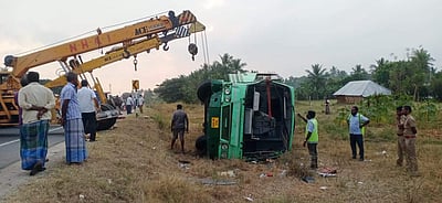 அரசுப் பேருந்து பள்ளத்தில் கவிழ்ந்து விபத்து: 20 பேர் படுகாயம்