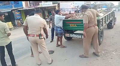 கூடலூரில் நெடுஞ்சாலை பள்ளங்களை சீரமைத்த போலீசார்