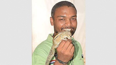 கோவையில் 24 மணிநேரமும் இளைஞருடன் சுற்றும் அணில்!