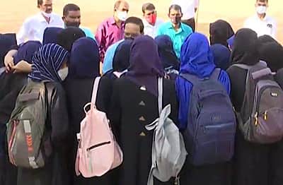 உடுப்பி அரசுக் கல்லூரியில் ஹிஜாப் அணிந்துவந்த முஸ்லிம் மாணவிகளுக்கு அனுமதி