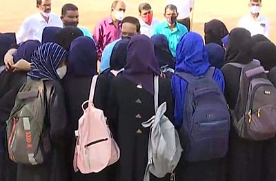 உடுப்பி அரசுக் கல்லூரியில் ஹிஜாப் அணிந்துவந்த முஸ்லிம் மாணவிகளுக்கு அனுமதி