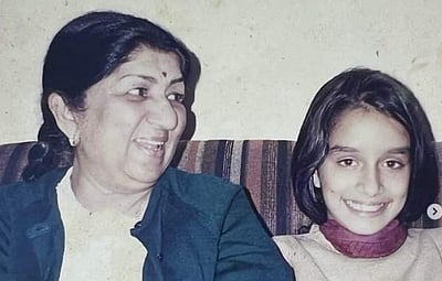 லதா மங்கேஷ்கருடன் இருக்கும் இந்த நடிகை யாரென்று தெரிகிறதா?