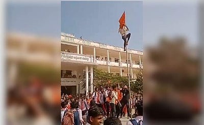 ஹிஜாப் விவகாரம்: தேசியக் கொடியை இறக்கி, காவிக்கொடியை ஏற்றிய மாணவர்கள் (விடியோ)