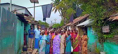 கம்பம்: தேர்தலை புறக்கணித்து கருப்பு கொடி ஏற்றிய பொதுமக்களுடன் தாசில்தார் பேச்சு