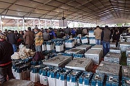 நாளை வாக்குப்பதிவு! புதுவை வாக்குச்சாவடிகளில் மின்னணு வாக்குப்பதிவு இயந்திரங்கள்!