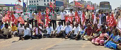 மந்த நிலையில் தேசிய நெடுஞ்சாலைப் பணி: மாா்க்சிஸ்ட் கம்யூ. 5 இடங்களில் மறியல்