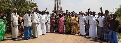 வயலில் கச்சா எண்ணெய்க் கழிவு: விவசாயிகள் முற்றுகை