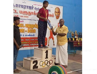 பளுதூக்கும் போட்டி: சிறப்பிடம் பெற்ற அருப்புக்கோட்டை பள்ளி மாணவிக்குப் பாராட்டு