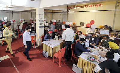 உன்னாவ் பெண்ணின் தாய்க்கு பின்னடைவு; பாஜக முன்னிலை
