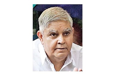 அவையில் ஒழுங்கீனத்தை ஊக்குவிக்கிறாா்: மம்தா பானா்ஜி மீது ஆளுநா் குற்றச்சாட்டு