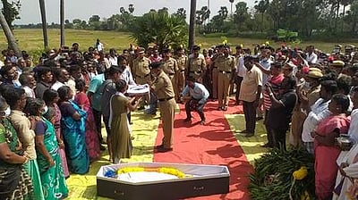 கீழையூரை சேர்ந்த எல்லை பாதுகாப்பு படை வீரர் துப்பாக்கிச் சூட்டில் பலி: 21 குண்டுகள் முழங்க சொந்த ஊரில் நல்லடக்கம்