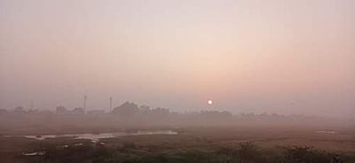 மானாமதுரை பகுதியில் கடும் பனிப்பொழிவு: புகை மண்டலமாக காட்சியளித்த வீதிகள்