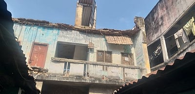 வணிக வளாகத்தின் முகப்பு இடிந்து பொருள்கள் சேதம்