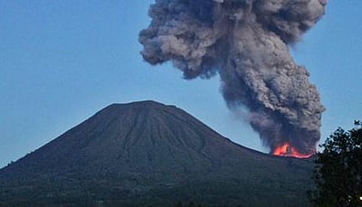 இந்தோனேசியாவில் எரிமலை வெடிப்பு: 250 பேர் வெளியேற்றம்