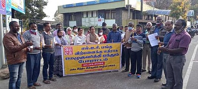 எல்ஐசி பங்கு விற்பனைக்கு எதிராக மெழுகுவா்த்தி ஏந்தி போராட்டம்