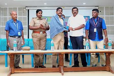 ஊத்தங்கரை ஸ்ரீ வித்யா மந்திா் கல்லூரியில் காவலா் பயிற்சி மையம் தொடக்கம்