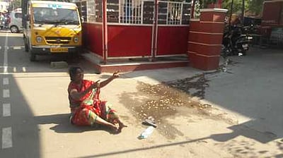 மகன் மாயம்: காவல் நிலையம் முன் தாய் தா்னா