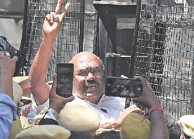 சிறையில் ஜெயக்குமாரை சந்தித்த முன்னாள் அமைச்சர் தங்கமணி