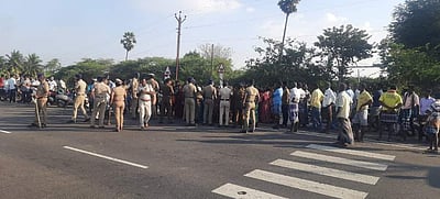 மானாமதுரை அருகே ஊராட்சி மன்றத் தலைவர் மீது தாக்குதல்: கிராம மக்கள் சாலை மறியல் 