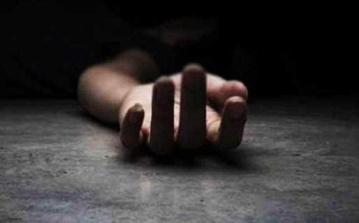 விவாகரத்துக் கோரிய மனைவியை வீச்சரிவாளால் வெட்டியவர் தலைமறைவு; பெண் கவலைக்கிடம்