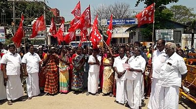 வேதாரண்யத்தில் நூறுநாள் வேலைத் திட்டப் பணியாளர்கள் கண்டன ஆர்ப்பாட்டம்: எம்.பி, எம்.செல்வராசு பங்கேற்பு