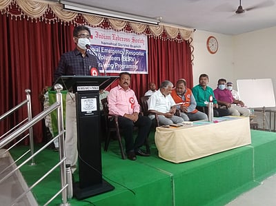 தன்னாா்வலா்களுக்கு செஞ்சிலுவை சங்கத்தினா் பயிற்சி