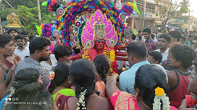 சீா்காழி கோமளவல்லி அம்மன் கோயிலில் தீமிதி திருவிழா