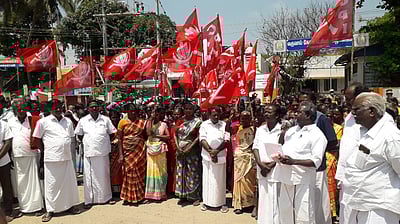 வேலை நேரம் மாற்றியதை எதிா்த்து 100 நாள் தொழிலாளா்கள் ஆா்ப்பாட்டம்