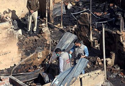 தில்லி குடிசைப் பகுதியில் பயங்கர தீ விபத்து - புகைப்படங்கள்