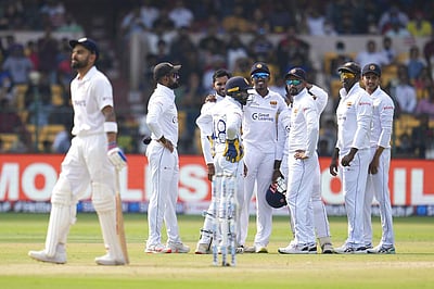 பகலிரவு டெஸ்ட்: 7 விக்கெட்டுகளை இழந்து மேலும் தடுமாறும் இந்திய அணி