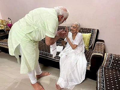 குஜராத்தில் தாயிடம் ஆசி பெற்ற பிரதமர் மோடி