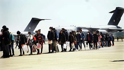 சுமியில் மீட்கப்பட்ட மாணவா்கள் இந்தியா திரும்பினா்