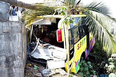 சங்ககிரி அருகே தனியார் பேருந்து பள்ளத்தில் கவிழந்து ஒருவர் பலி: 30-க்கும் மேற்பட்டோர் படுகாயம் 
