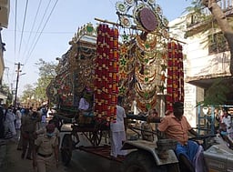 மஸ்தான் சாஹிப் தா்கா கந்தூரி விழா: ரதம் அலங்காரப்  பணிகள் தீவிரம்