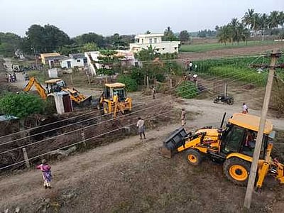 நீா்வழி ஆக்கிரமிப்புகள் அகற்றம்