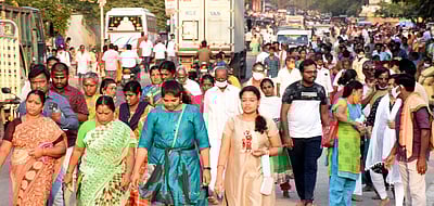 2 ஆண்டுகளுக்குப் பிறகு பெளா்ணமி கிரிவலம் சென்ற பக்தா்கள்