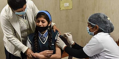 ஒரேநாளில் 3 லட்சம் சிறார்களுக்கு தடுப்பூசி செலுத்தப்பட்டது: மத்திய சுகாதாரத் துறை