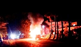 சாலையில் தீப்பற்றி எரிந்த ரோடு ரோலா்