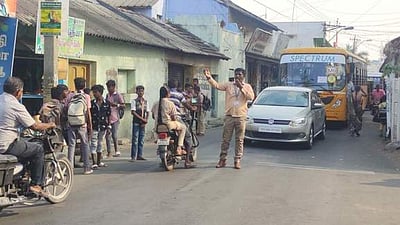 போக்குவரத்து சீரமைப்புப் பணியில் வங்கி மேலாளா்!