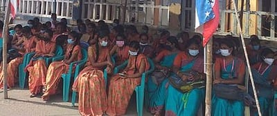 கூட்டுறவு கல்வியியல் கல்லூரி மாணவா்கள் உண்ணாவிரதம்