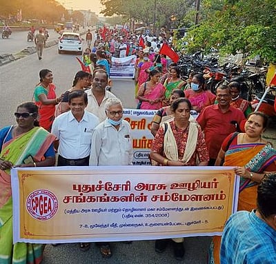 அரசு ஊழியா் சம்மேளனத்தினா் பேரணி