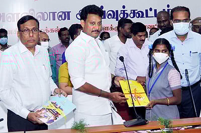 கல்வியில் பின்தங்கிய வட்டாரங்களில் பணியாற்ற ஆசிரியா்கள் முன்வர வேண்டும்: அமைச்சா் அன்பில் மகேஷ் பொய்யாமொழி