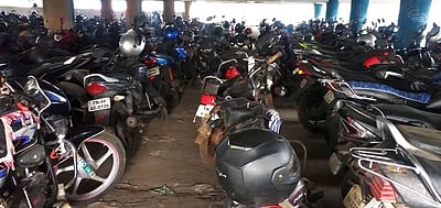 இடநெருக்கடியில் மத்தியப் பேருந்து நிலைய வாகன நிறுத்துமிடம்: சேதமடையும் வாகனங்கள்; பரிதவிக்கும் பொதுமக்கள்