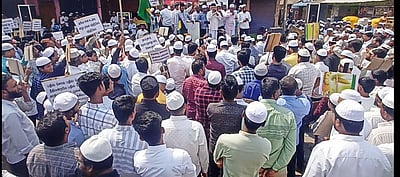 ஹிஜாப் அணிய தடையை கண்டித்து ஆா்ப்பாட்டம்