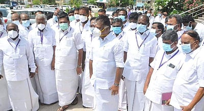 பேரவையிலிருந்து அதிமுக வெளிநடப்பு