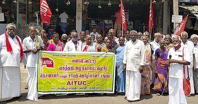 பவானியில் கைத்தறி நெசவுத் தொழிலாளா்கள் ஆா்ப்பாட்டம்