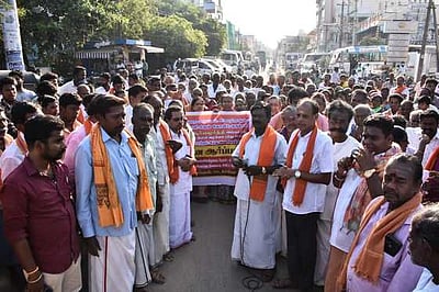 கோயில் குருக்கள் கைது விவகாரம்: இந்து அமைப்பினா் ஆா்ப்பாட்டம்